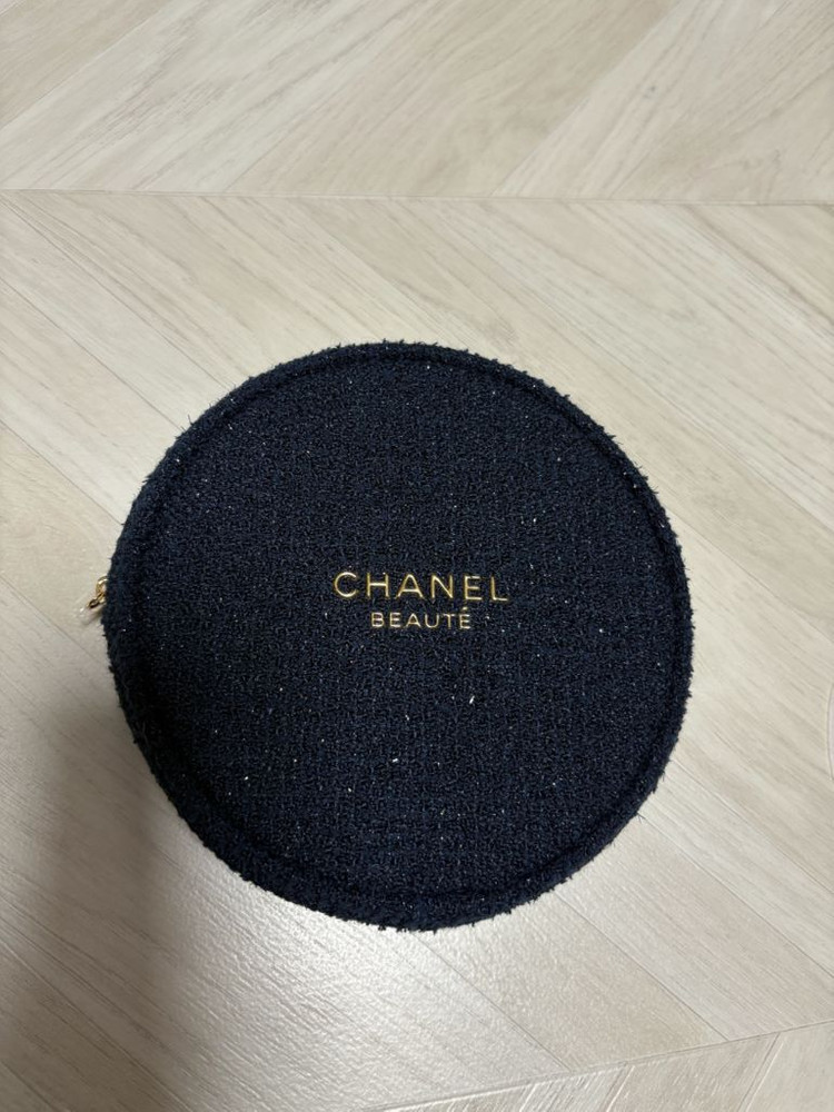 [새상품]샤넬 정품 2025 홀리데이 트위드 원형 파우치 네이비 이미지