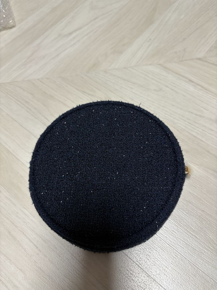 [새상품]샤넬 정품 2025 홀리데이 트위드 원형 파우치 네이비 이미지