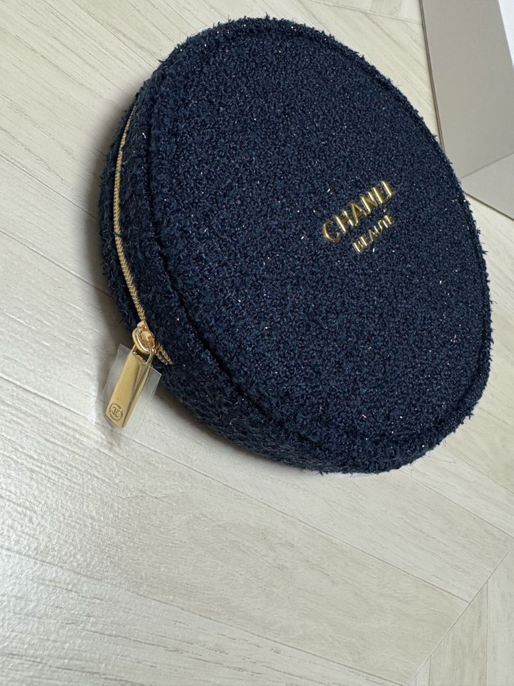 [새상품]샤넬 정품 2025 홀리데이 트위드 원형 파우치 네이비 이미지