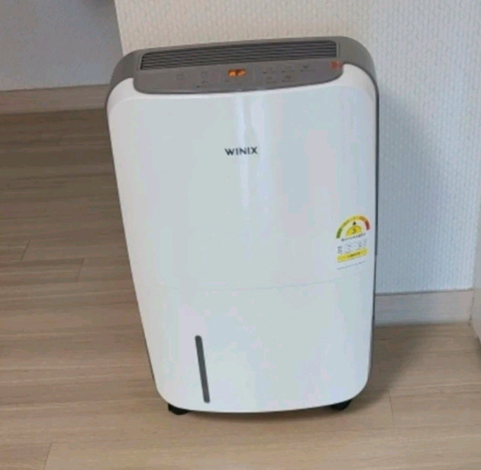 거의 새것 위닉스 예쁘고 성능 좋은 제습기--5