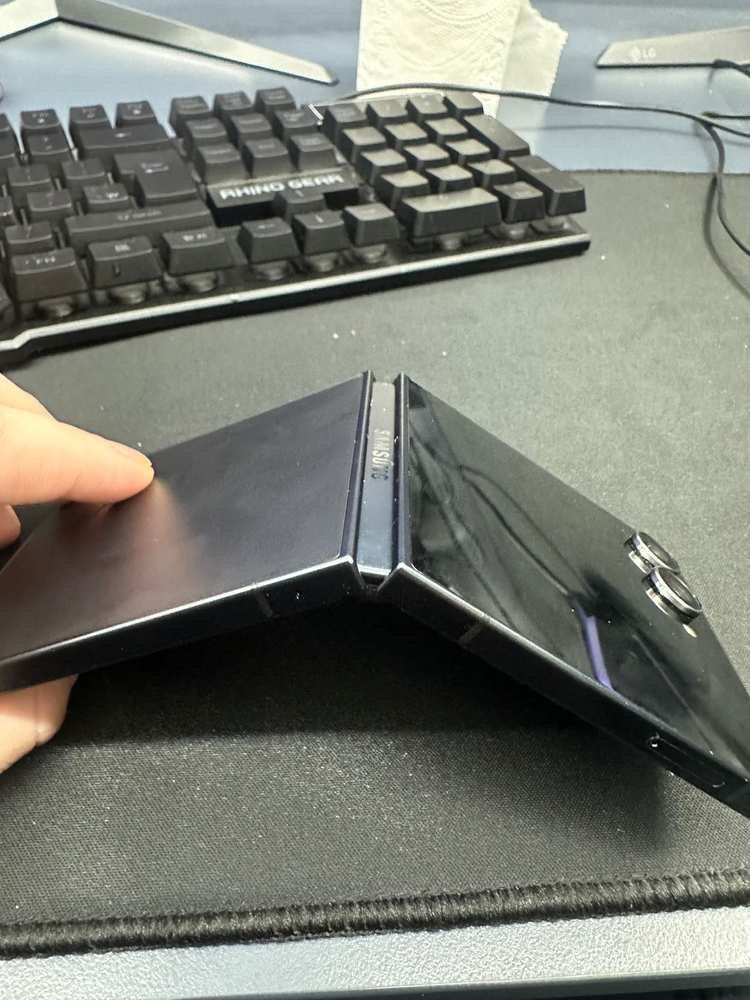 갤럭시 Z플립7 256GB 블랙색상 이미지