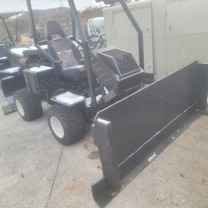 일제 디젤 사륜 제설차 이미지