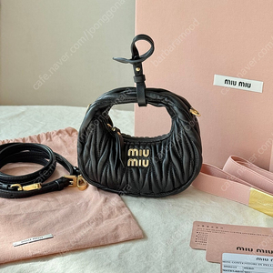 미우미우 완더 마테라쎄 나파 가죽 마이크로 호보백