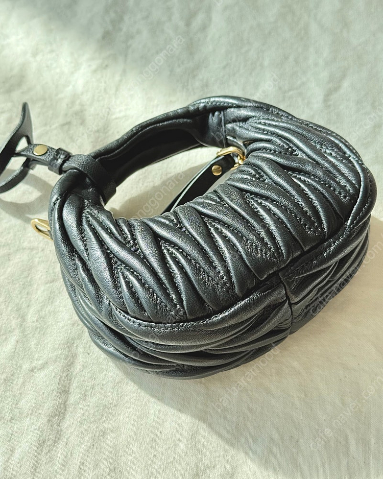 미우미우 완더 마테라쎄 나파 가죽 마이크로 호보백--6