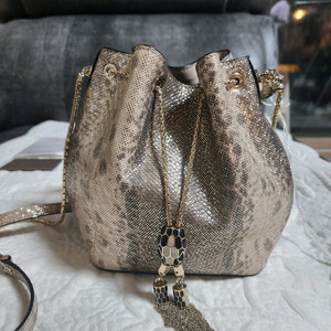 불가리 메탈릭 세르펜티 포에버 버킷 백