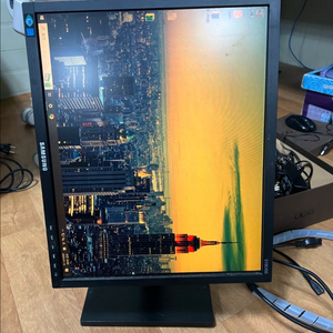 19인치 세로 피벗 되는 삼성 모니터 가정사무용 이미지