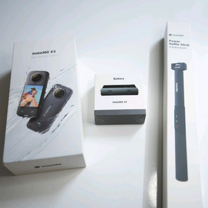 단순개봉 인스타360 x3,배터리 파워셀피스틱,미개봉 여분배터리 포함 팝니다.