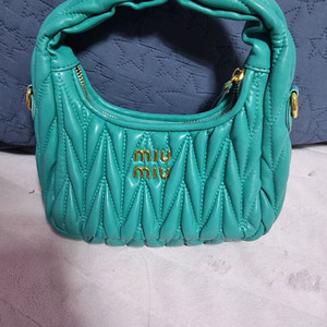 미우미우 마테라쎄 미니백 초록색 판매합니다