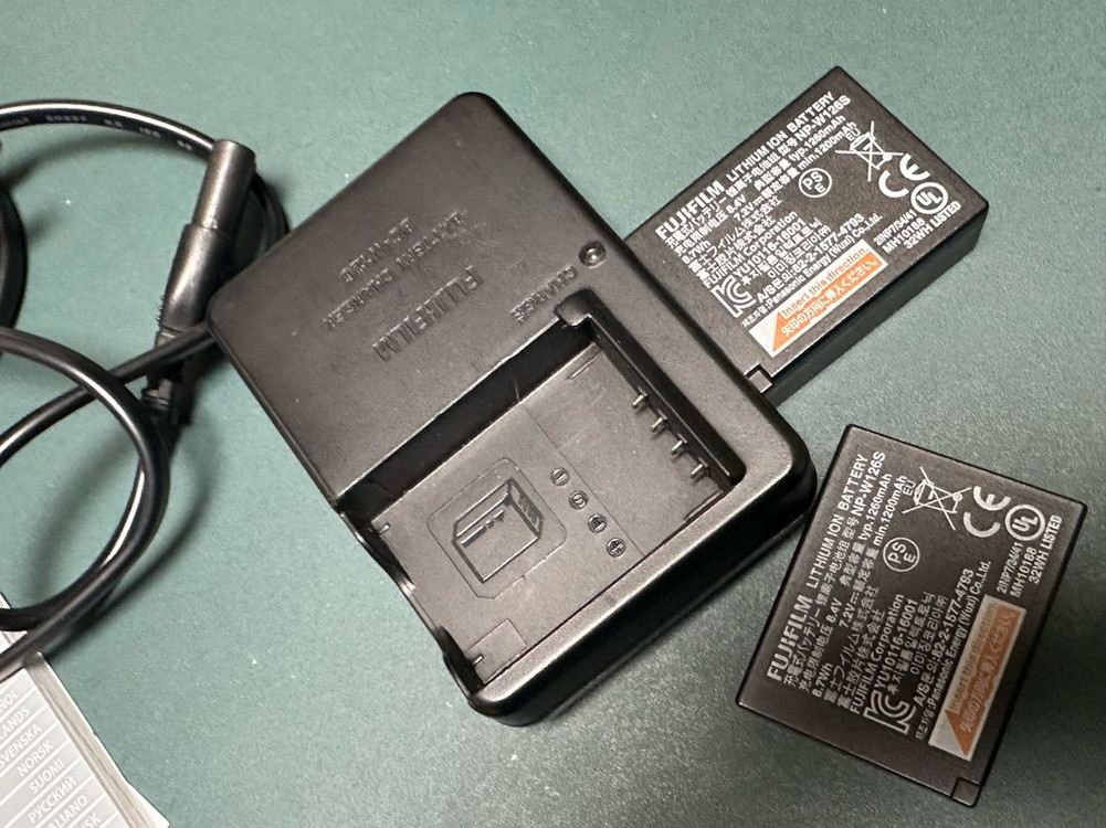 후지필름H1 카메라 + 세로그립 이미지