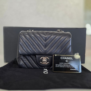 샤넬 클래식 쁘띠삭 미니 플랩백 램스킨 은장 A35200 24번대