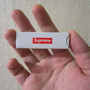 슈프림 x 빅토리녹스 멀티툴 새상품 판매합니다.