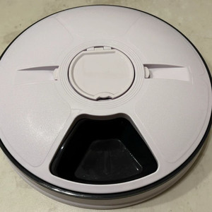 [최종가, 거의 새제품] 본부티크 강아지 고양이 자동급식기 6구 배터리 포함