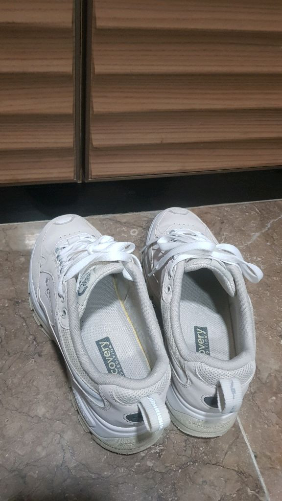 240 디스거버리 여성 운동화--3