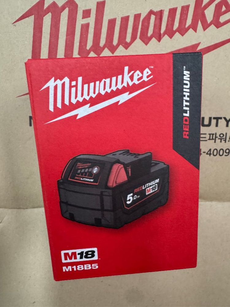 (새제품) 밀워키 18V 배터리 M18 B5 팔아요!--0