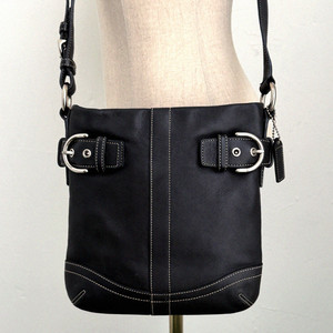 코치 버클 블랙 레더 크로스백