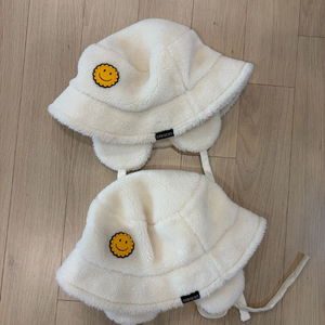 아이스비스킷 스마일 이어플랩 부클햇 아이보리 겨울모자 각2만원