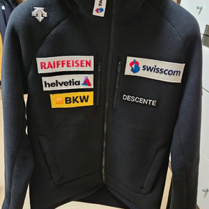 데상트 아우디 후드집업팔아요(95)