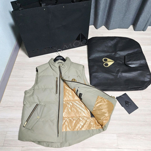 무스너클 웨스트마운트 베스트 남자 골드 로고 패딩 조끼