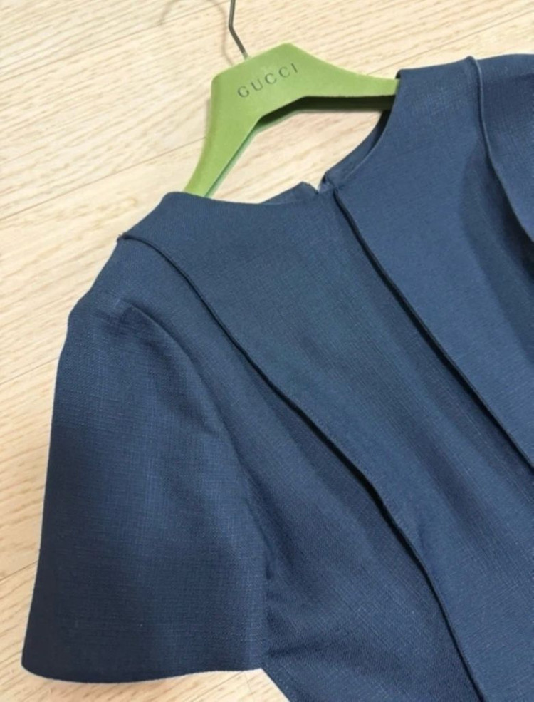 구찌 네이비 원피스 (아이유 착용) 이미지