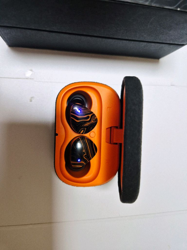 노블포커스 트라이엄프 무선이어폰 신품급 풀박스 팝니다.--1