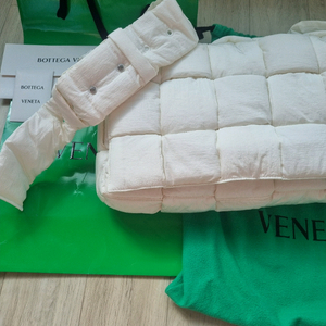 보테가베네타 패딩 테크 카세트백 맥시 화이트