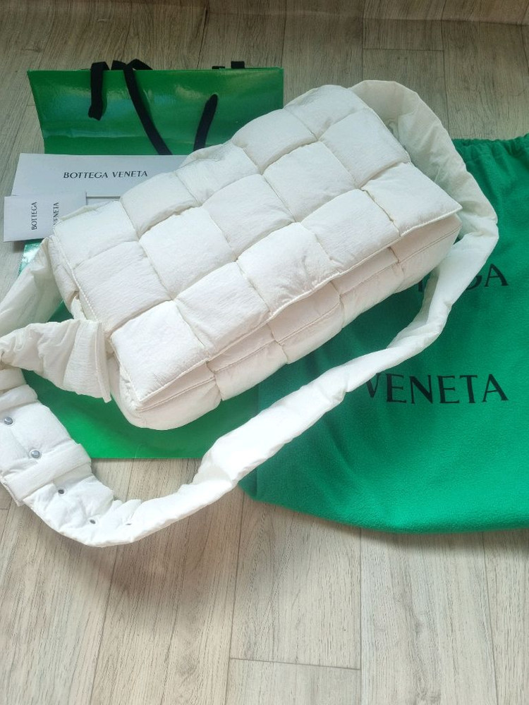 보테가베네타 패딩 테크 카세트백 맥시 화이트--1