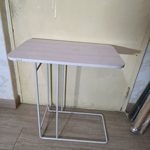 iloom 이럼. 사이드 쇼파. 테이블