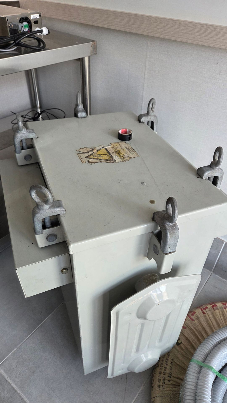 다운 트렌스 380v에서 220v 다운--1