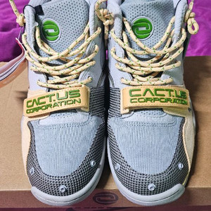 나이키 x 트래비스 스캇 나이키 에어 트레이너 1 그레이 헤이즈 앤 더스티 세이지 이미지