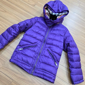 버버리 칠드런 여아 패딩 10Y(140) 사이즈입니다. 보라색이라서 얼굴이 더 화사하게 보여요. 안감은 버버리 시그