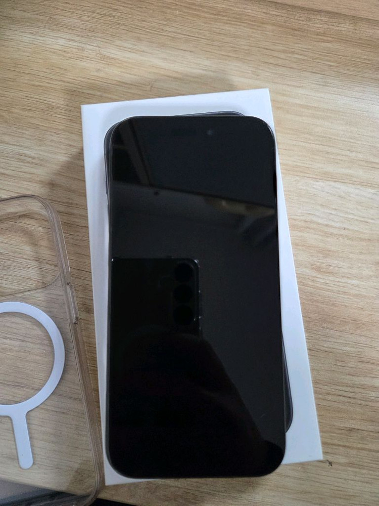 아이폰 15 pro 판매합니다. 블랙티타늄 256GB--1