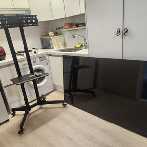 LG 패널 65인치 4K 스마트 TV 거의 새거 판매합니다.