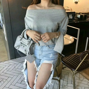 <새옷> 오프숄더 트임 티셔츠 마드모아젤 이미지