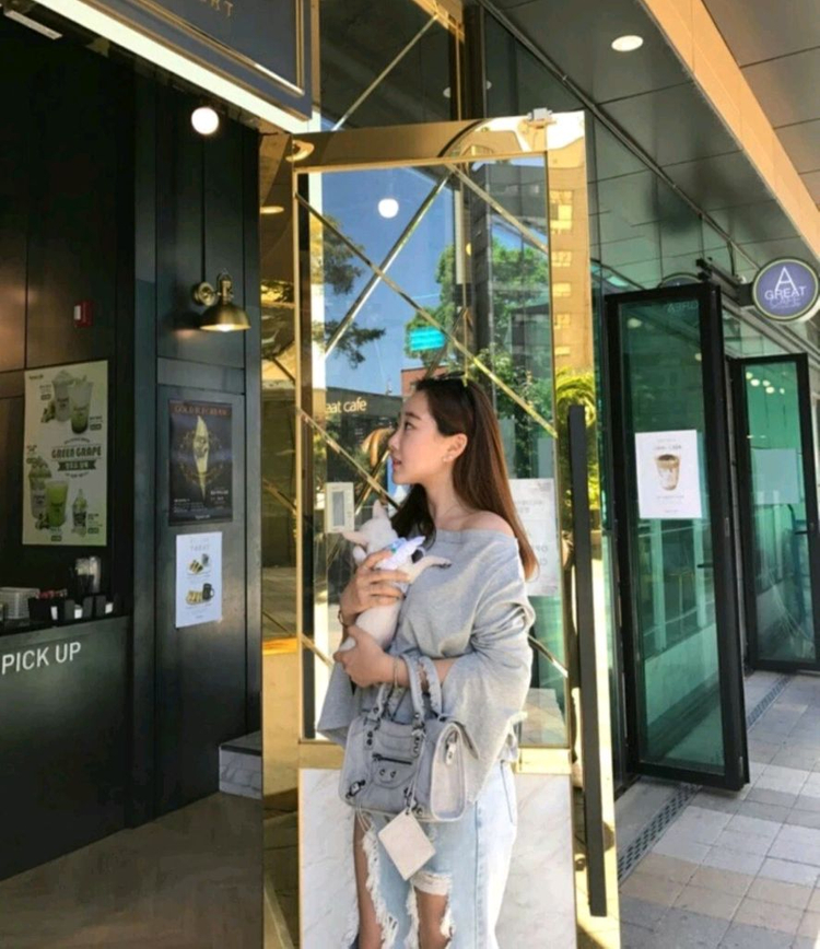 <새옷> 오프숄더 트임 티셔츠 마드모아젤 이미지