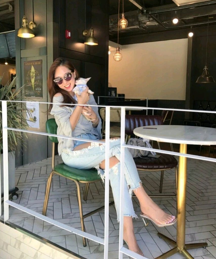 <새옷> 오프숄더 트임 티셔츠 마드모아젤 이미지