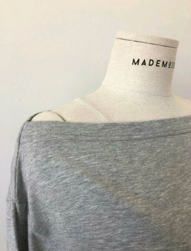 <새옷> 오프숄더 트임 티셔츠 마드모아젤 이미지