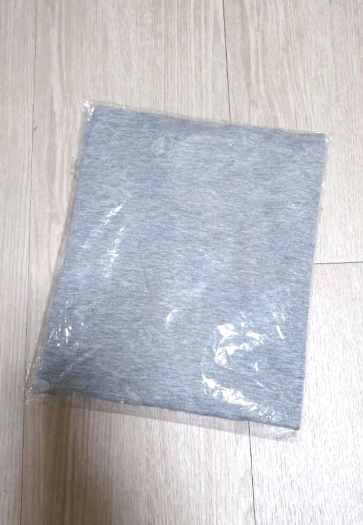 <새옷> 오프숄더 트임 티셔츠 마드모아젤 이미지