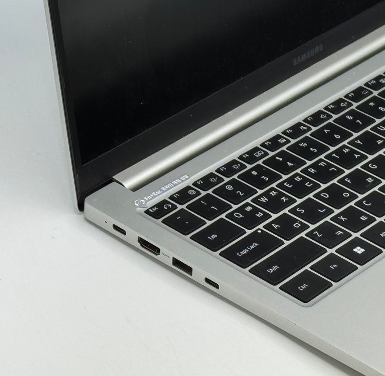 삼성전자 갤럭시북3 15인치 NT750XFG-KC58S i5 중고노트북--2