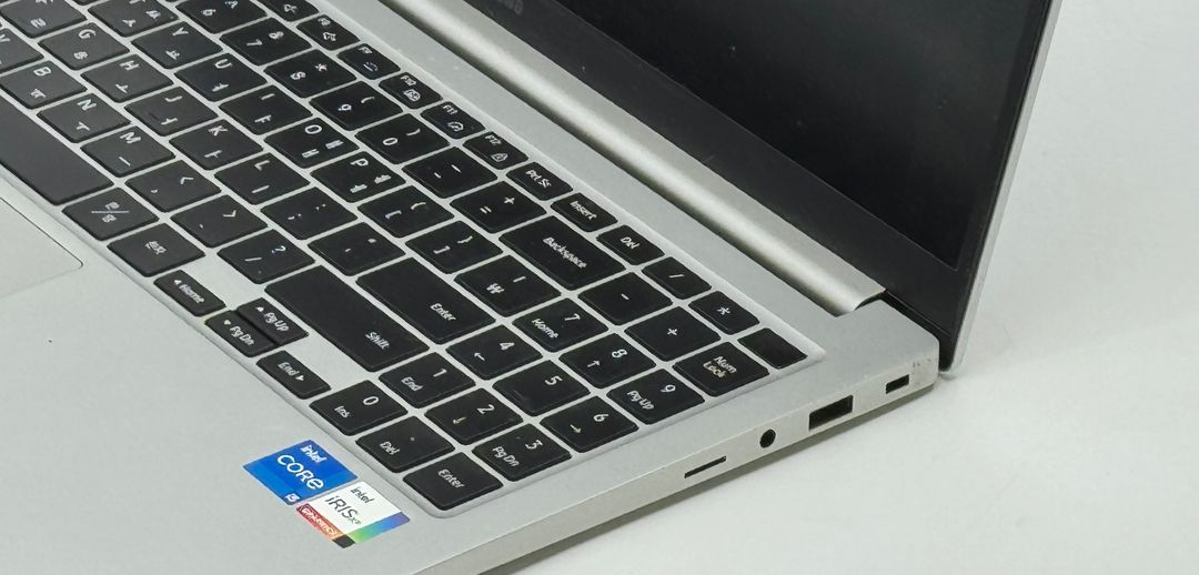 삼성전자 갤럭시북3 15인치 NT750XFG-KC58S i5 중고노트북--3