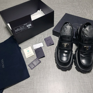 프라다 모놀리스 브러쉬드 레더 로퍼 프라다 구두