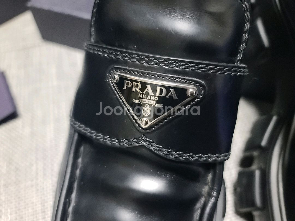 프라다 모놀리스 브러쉬드 레더 로퍼 프라다 구두--3