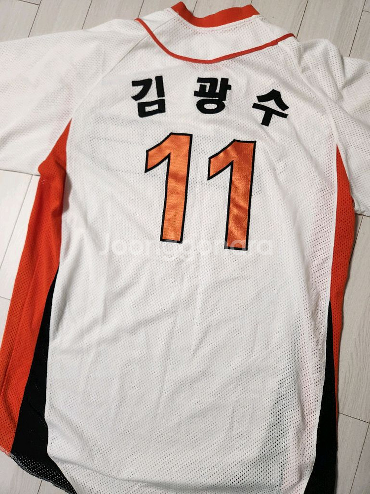 한화 이글스 유니폼 (김광수)사이즈 줄자 사진 참조여러 중고사이트에도 같이 판매하고 있어서 삭제되면 팔린거에요~오염--2