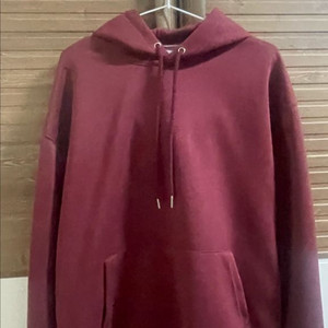 버건디 후드티 이미지