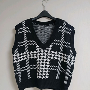 (새상품)하운드투스 체크패턴 브이넥베스트