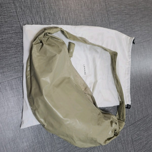 르메르 크루아상백 라지 페이퍼레더 세이지그린 크로스백 이동휘 한혜진르메르