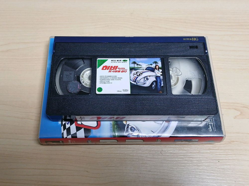 월트 디즈니 제작 린제이 로한 주연 초능력 폭스바겐 비틀 레이싱 허비 비디오 테이프 이미지