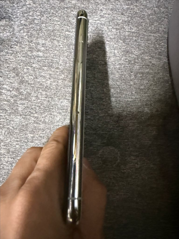 아이폰11프로 실버256기가 팝니다--4