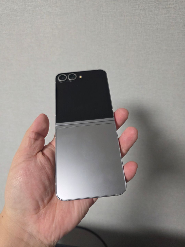 갤럭시 Z플립6 실버 256기가 A급 팝니다 이미지