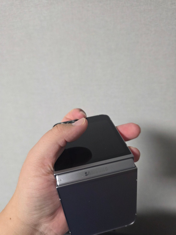 갤럭시 Z플립6 실버 256기가 A급 팝니다 이미지