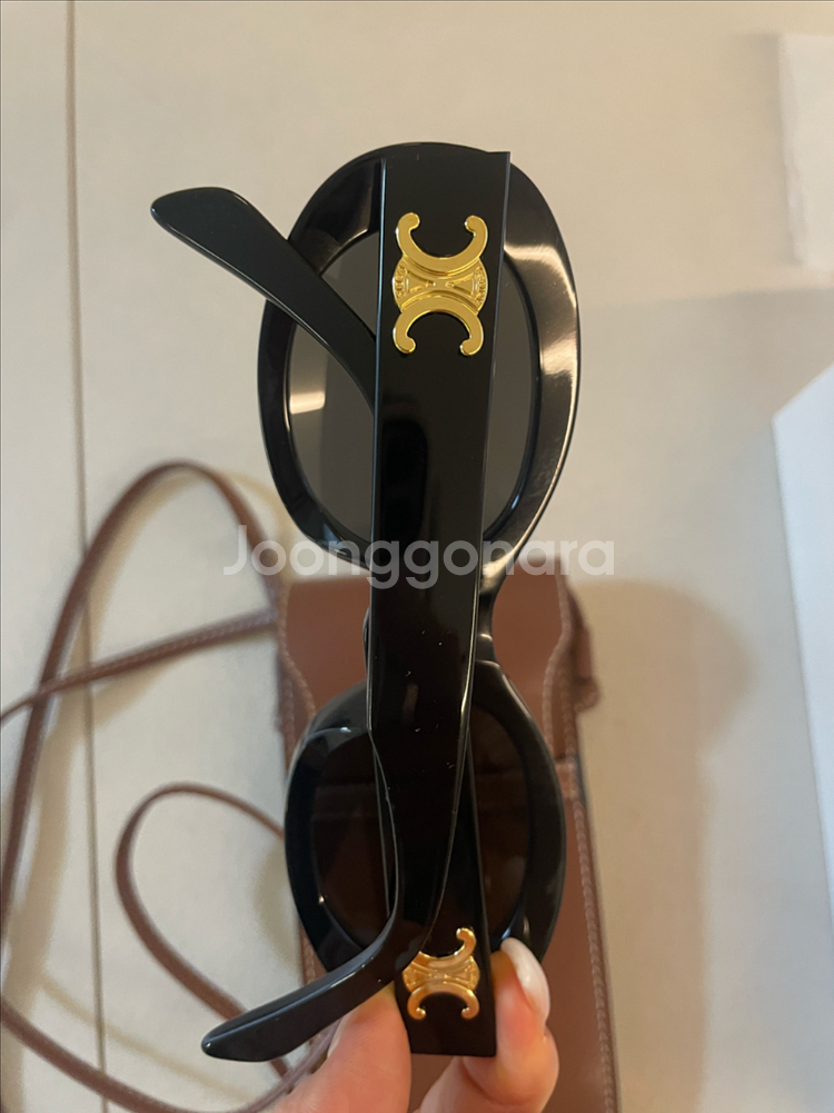 셀린느 트리옴프 선그라스 레더 크로스백--2